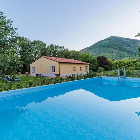 Bassotta, A Charming