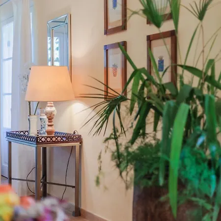 Vila Bassotta, A Charming