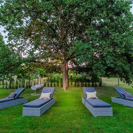 Bassotta, A Charming Vila